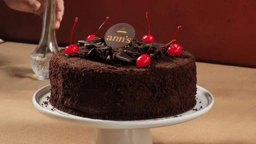 perbedaan kue black forest dan kue cokelat