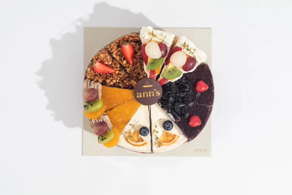 assorted cake dengan 5 rasa berbeda dalam 1 whole cake dengan background putih