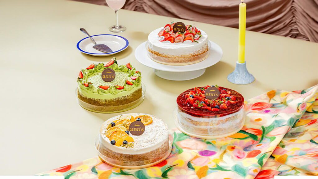 4 tres leches cake di meja dengan taplak warna warni dan lililn