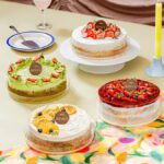 4 tres leches cake di meja dengan taplak warna warni dan lililn
