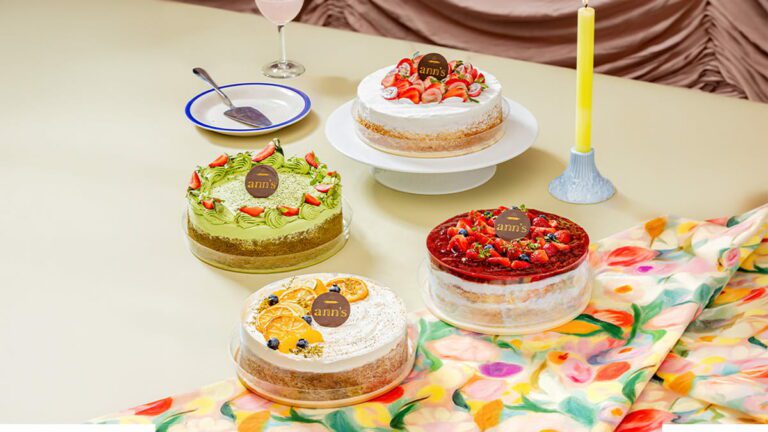 4 tres leches cake di meja dengan taplak warna warni dan lililn