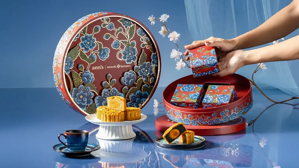 2 premium mooncake hampers jakarta with hand in frame