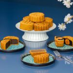 How to eat mooncake
