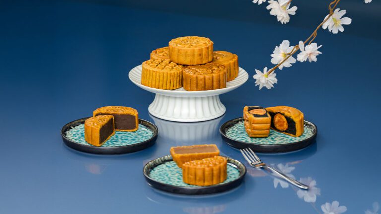 How to eat mooncake