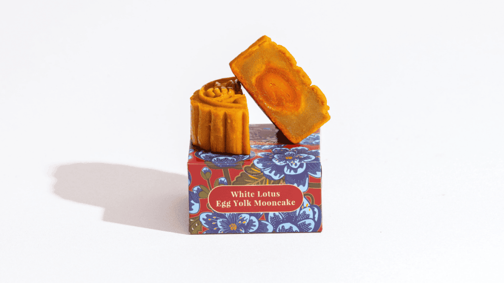 white lotus with egg yolk mooncake untuk menjelaskan kenapa mooncake teksturnya padat